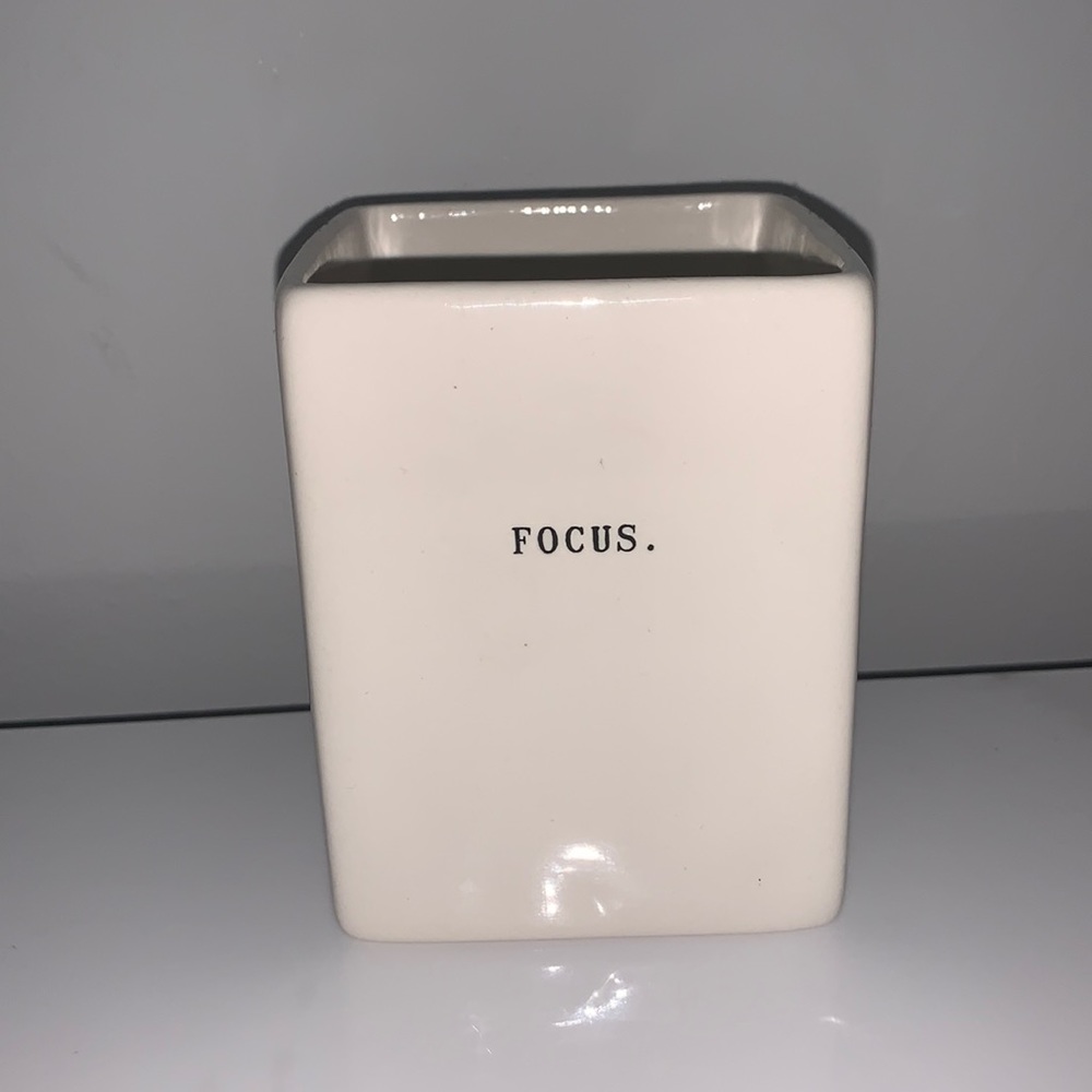 Rae Dunn ‘focus’ pencil holder